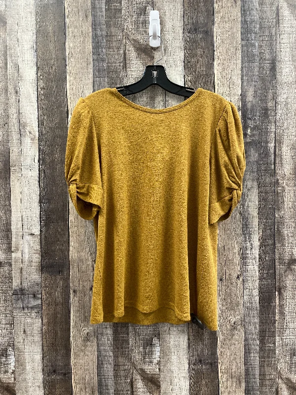 Top Short Sleeve By Bobeau In Yellow, Size: M